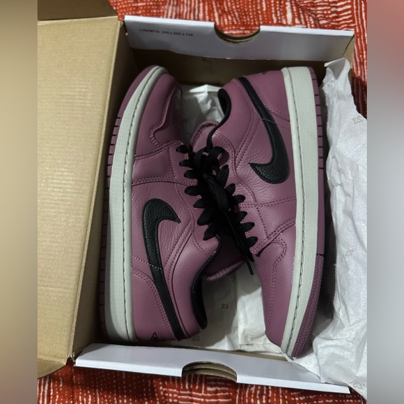 WMNS AIR JORDAN 1 LOW SE - Picture 8 of 8